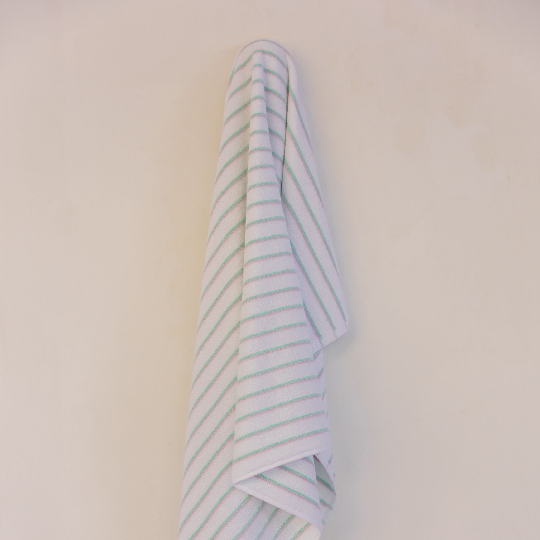 torres-novas-bath-lima-vertical-stripes-bath-towel-pink-green-lifestyle-8.jpg