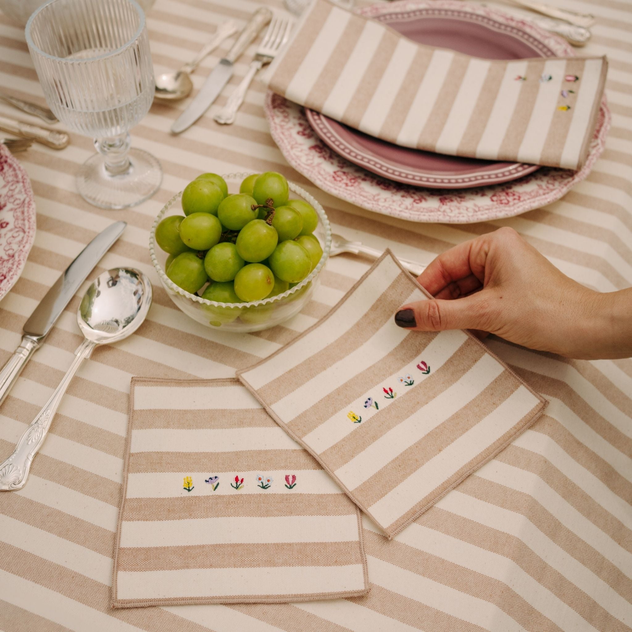 Barra napkin with flower embroidery