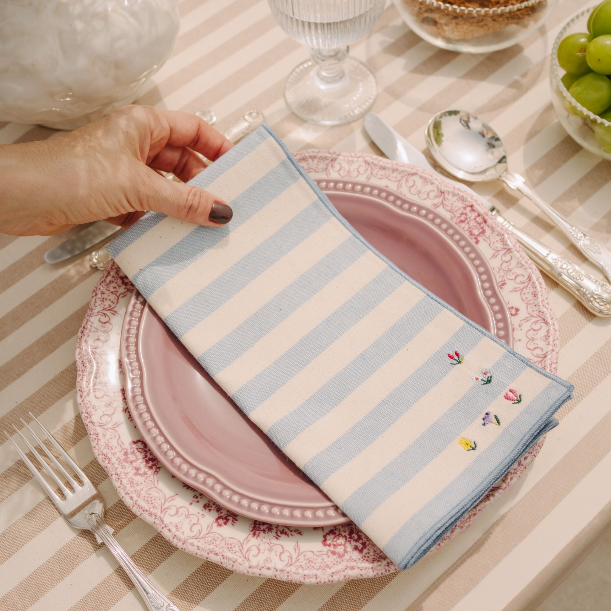 Barra napkin with flower embroidery
