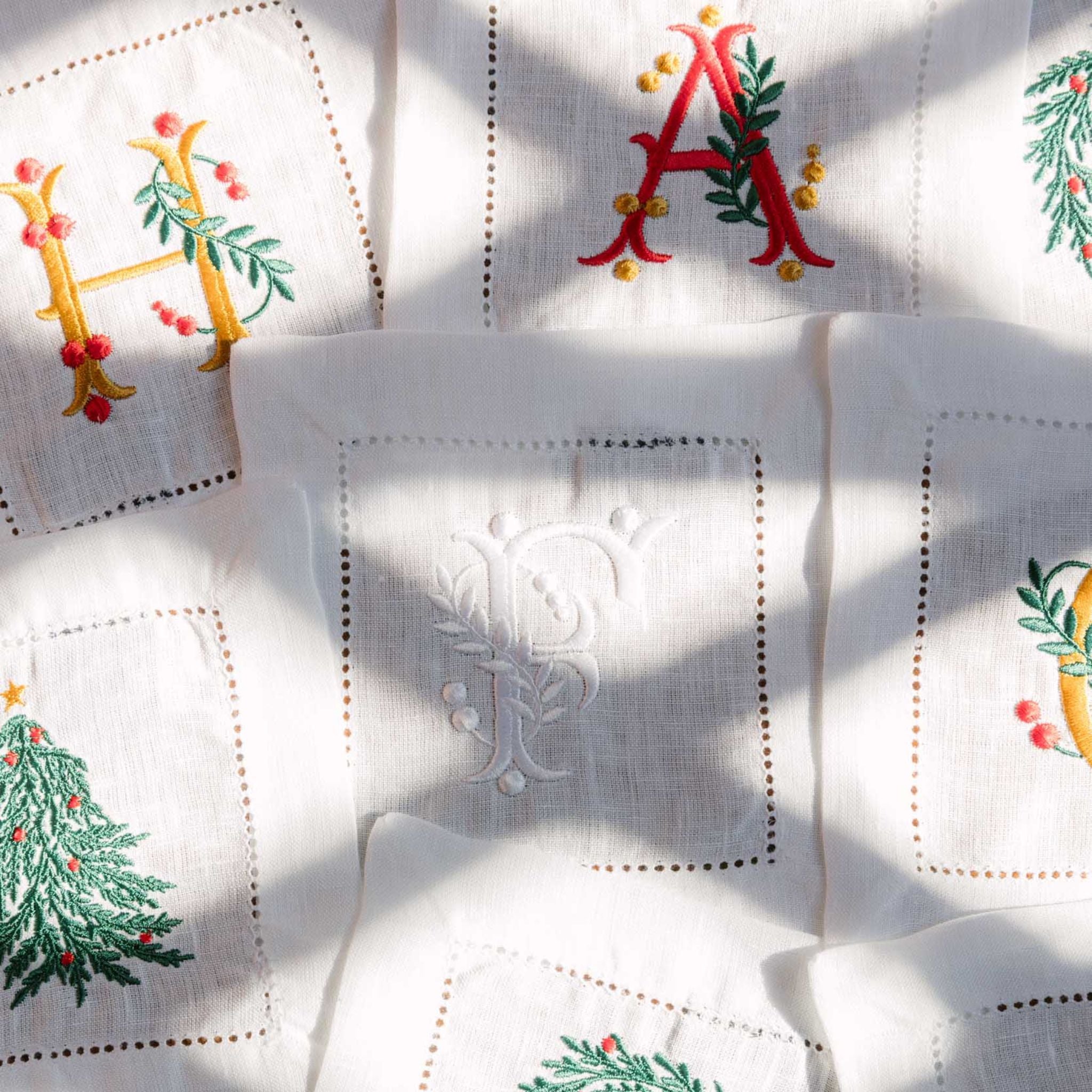 Guardanapos Mafra bordados com letras de Natal douradas (Pack de 2)