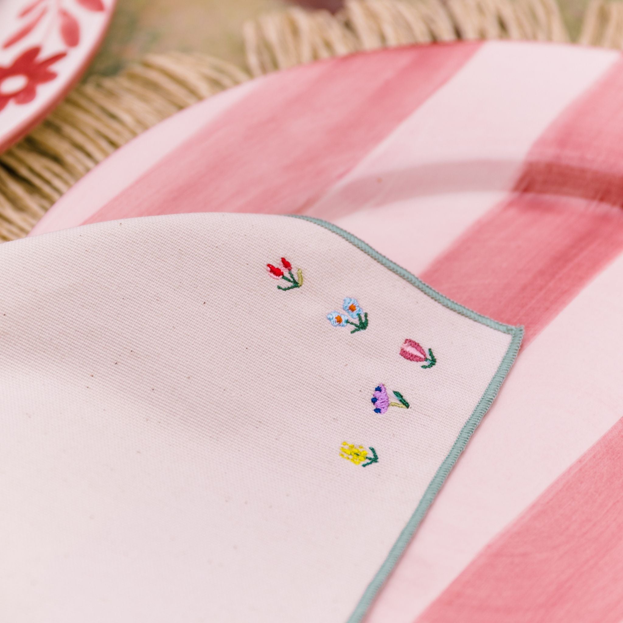 torres-novas-table-nazare-embroidery-flowers-ecru-napkin-green-lifestyle.jpg