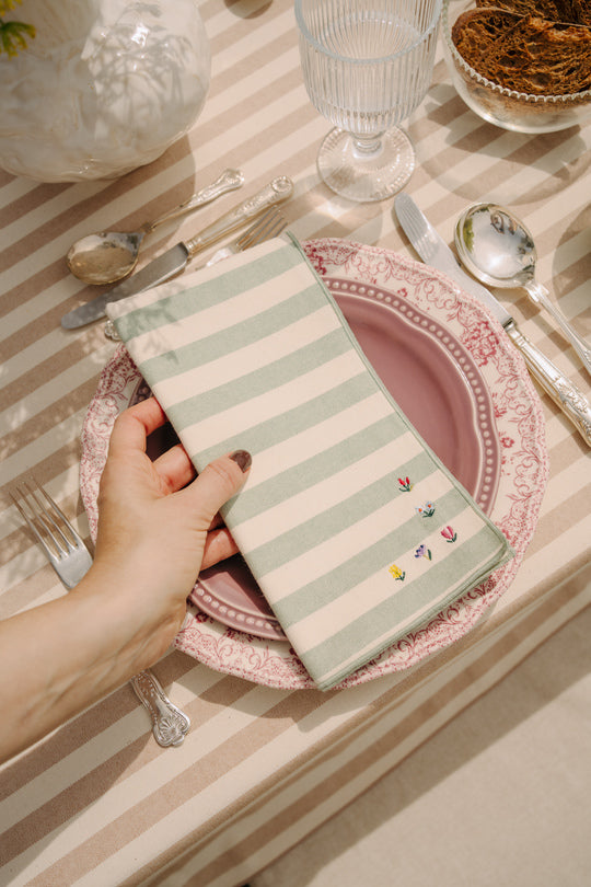 Barra napkin with flower embroidery
