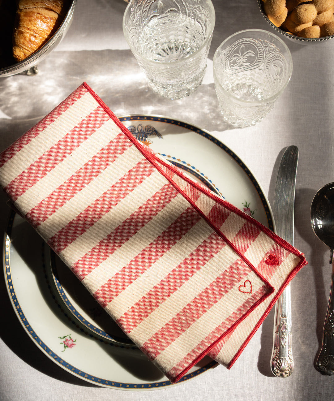 torres-novas-barra-table-linen-product-heart-embroidery-empty-full-red-web.jpg