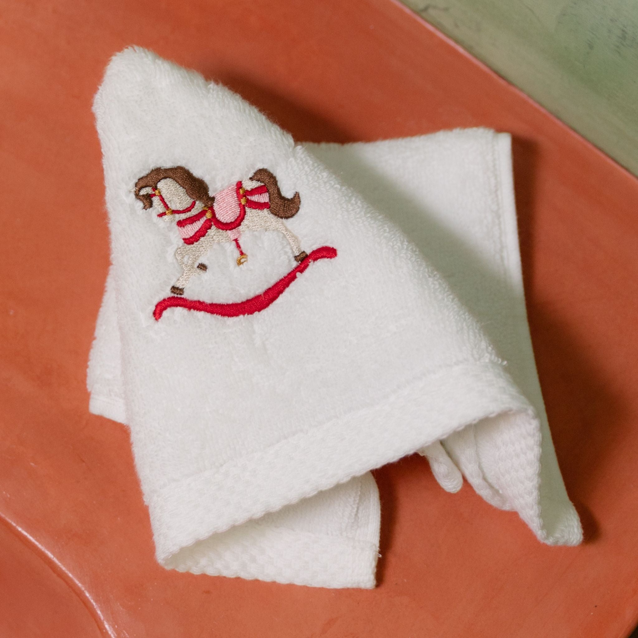 torres-novas-bath-luxus-embroidery-christmas-face-towel-white-lifestyle-20.jpg