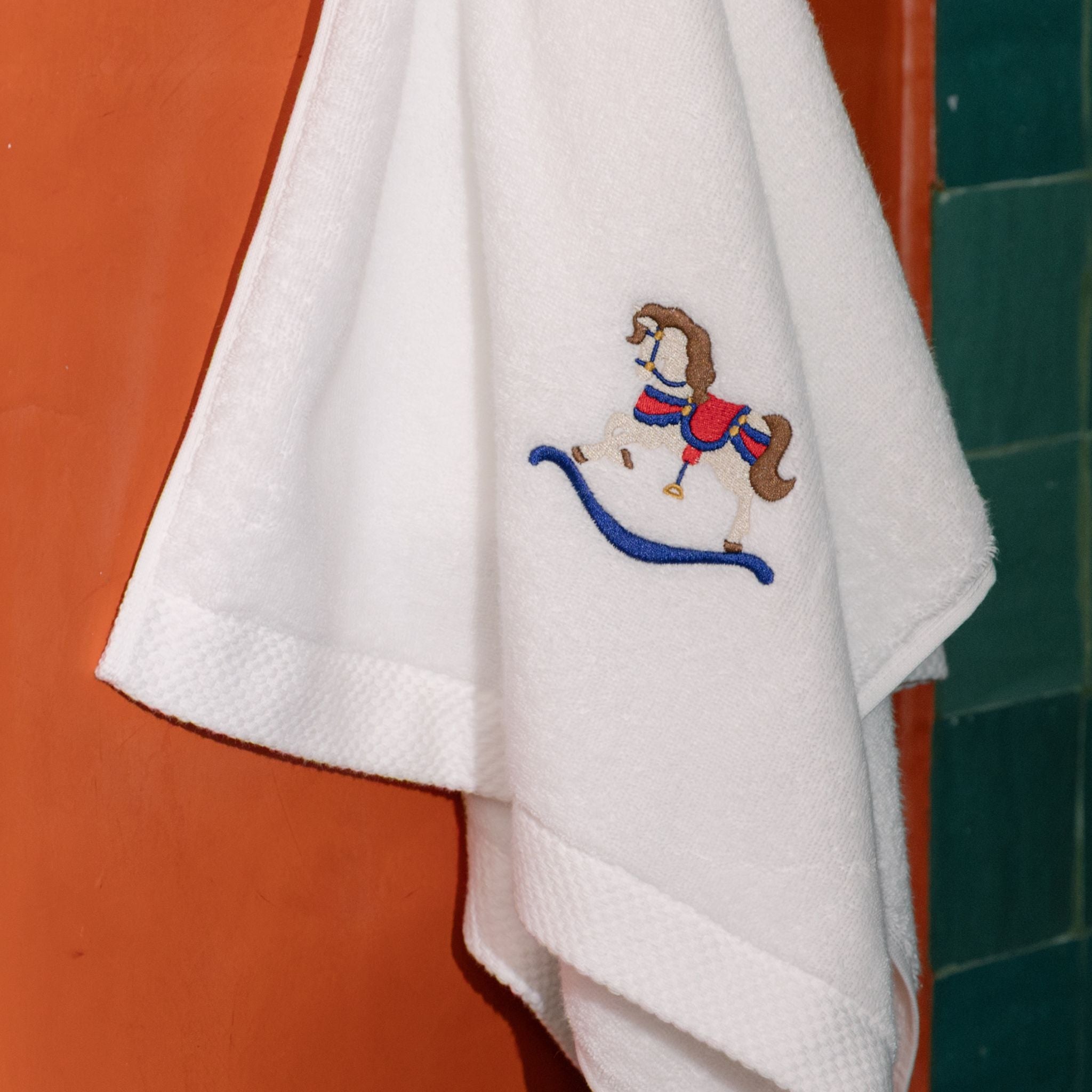 torres-novas-bath-luxus-embroidery-christmas-hand-towel-white-lifestyle-6.jpg