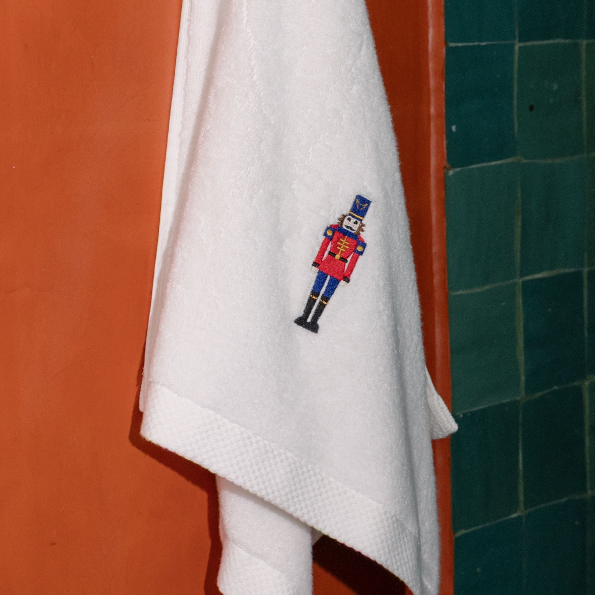 torres-novas-bath-luxus-embroidery-christmas-hand-towel-white-lifestyle-7.jpg