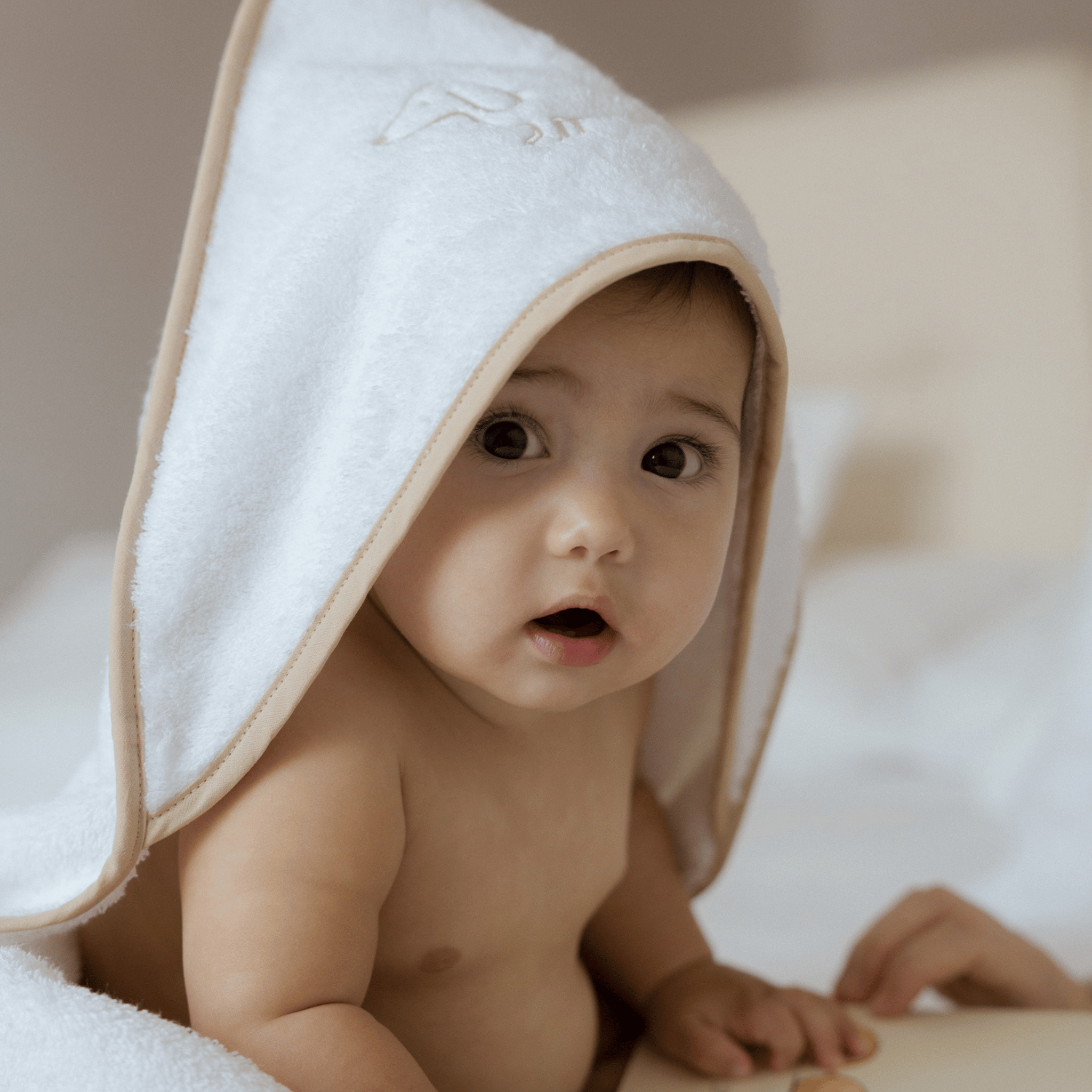 Serviette pour bébé Mira avec broderie