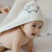 Serviette pour bébé Mira avec broderie