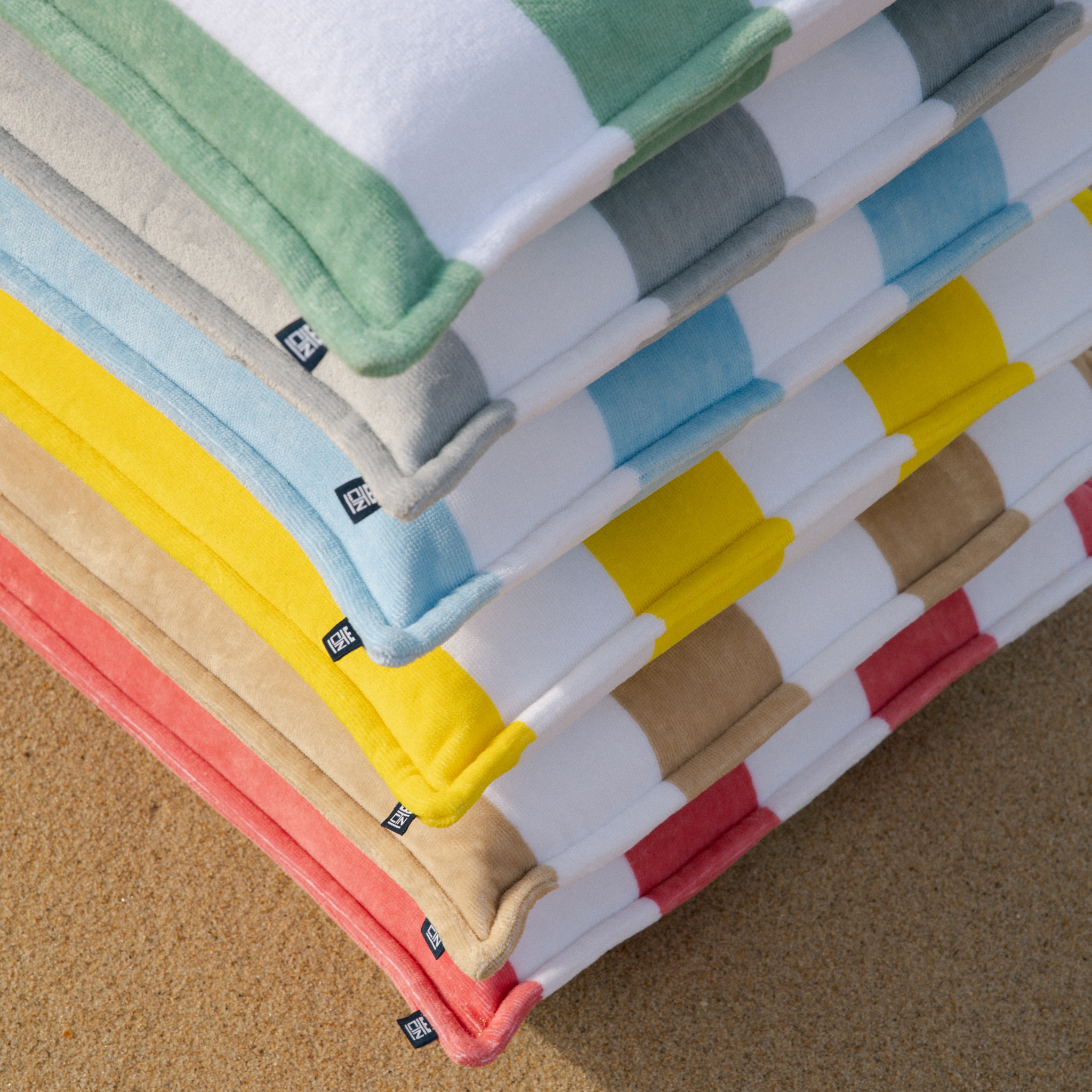 torres-novas-beach-gibalta-vertical-stripes-chair-multiple-colours-lifestyle-5.png