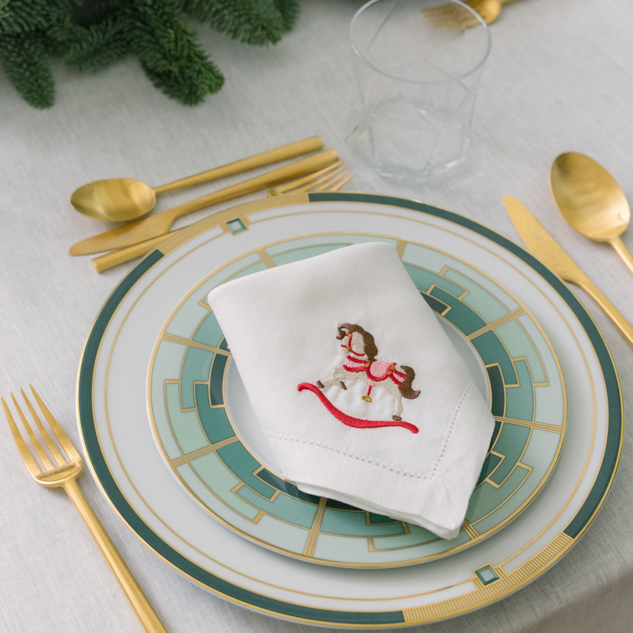 torres-novas-table-mafra-embroidery-christmas-napkin-white-lifestyle-30.jpg