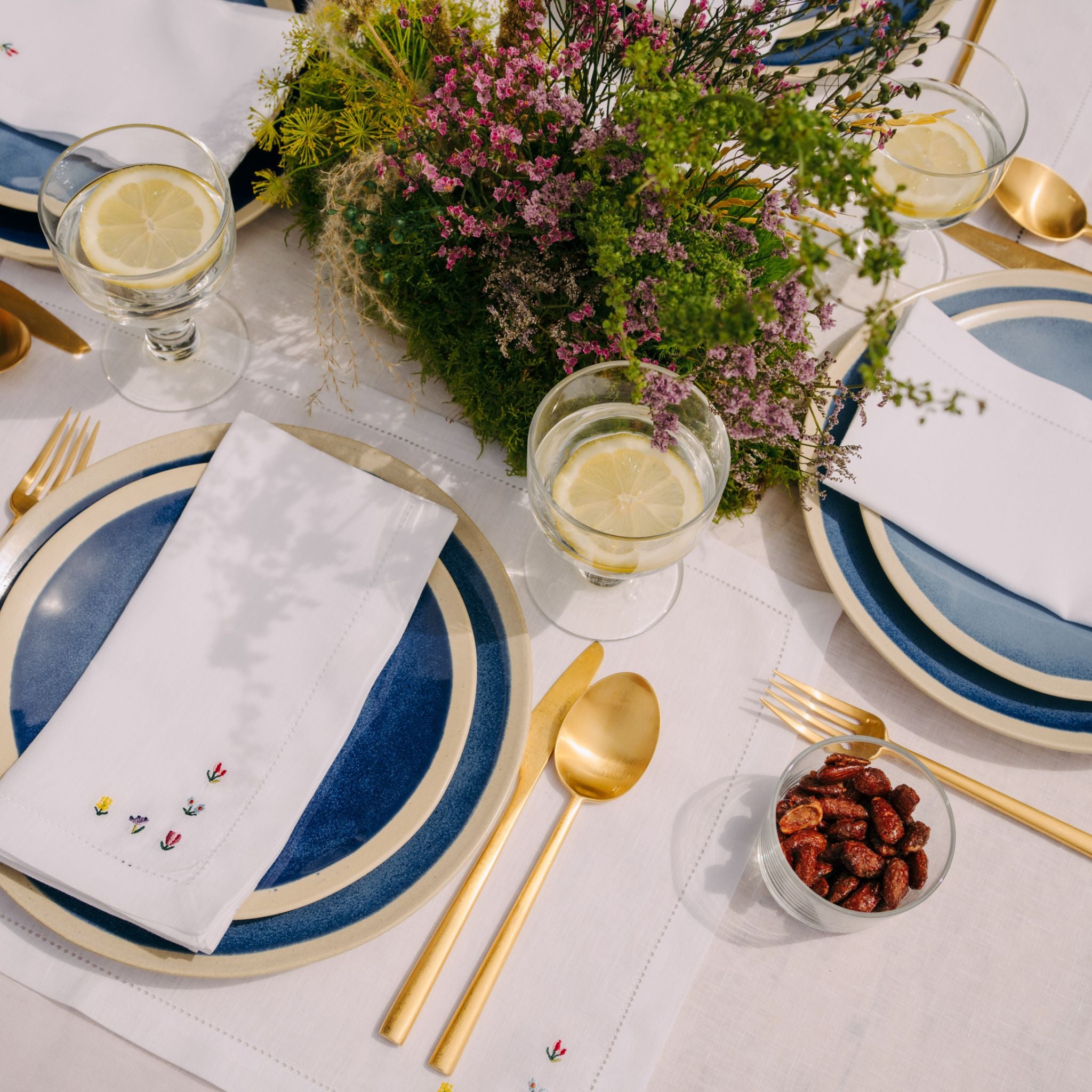 Servilletas y individuales Mafra con bordado de flores