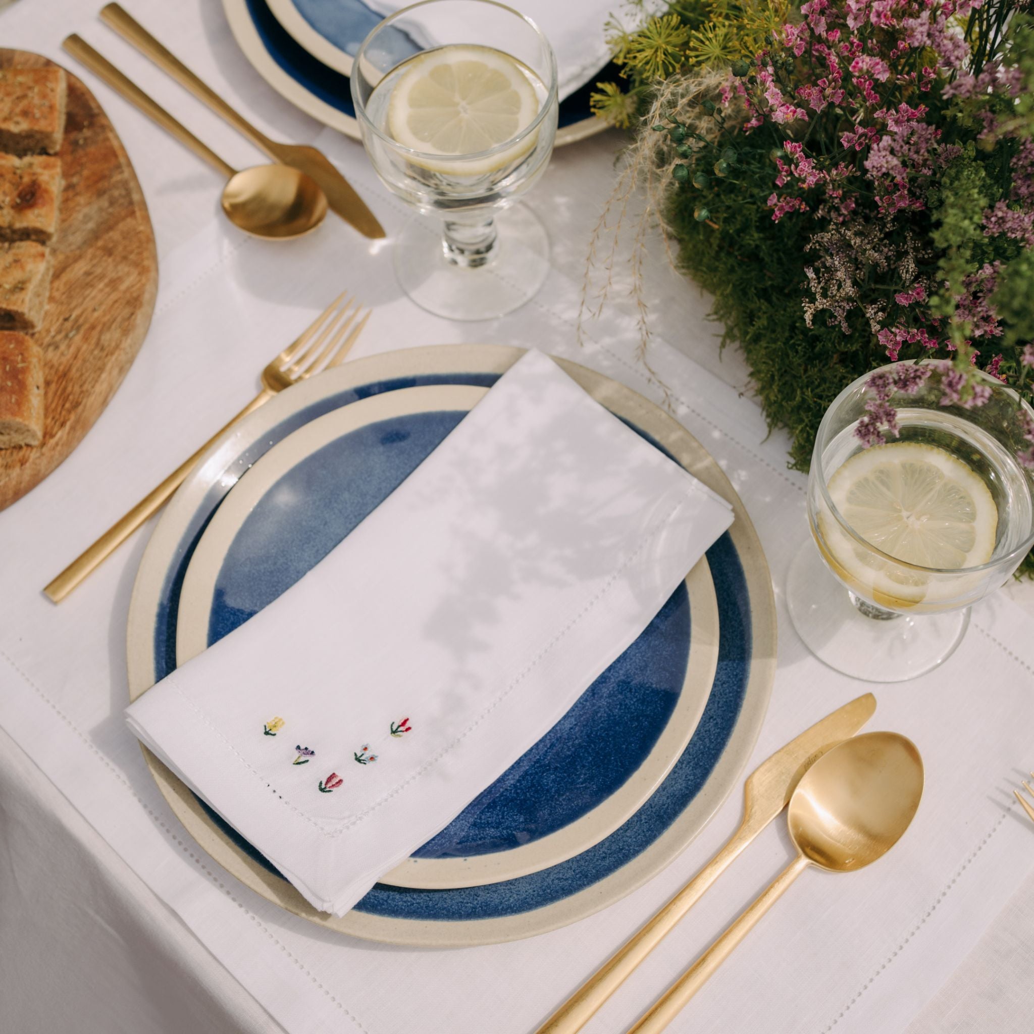 Servilletas y individuales Mafra con bordado de flores