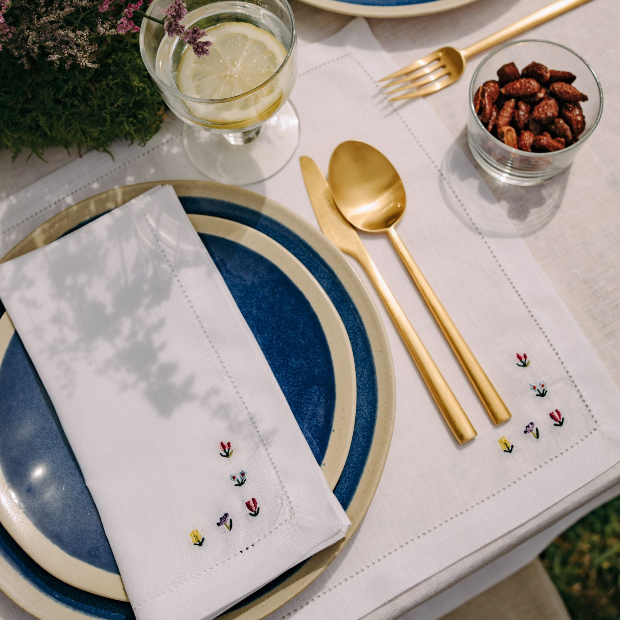 Servilletas y individuales Mafra con bordado de flores