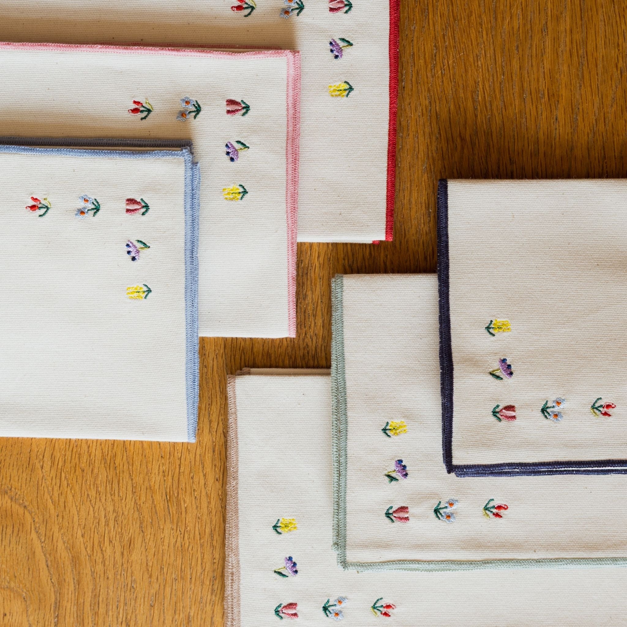 Roupa de mesa Nazaré cru, em algodão, com flores bordadas