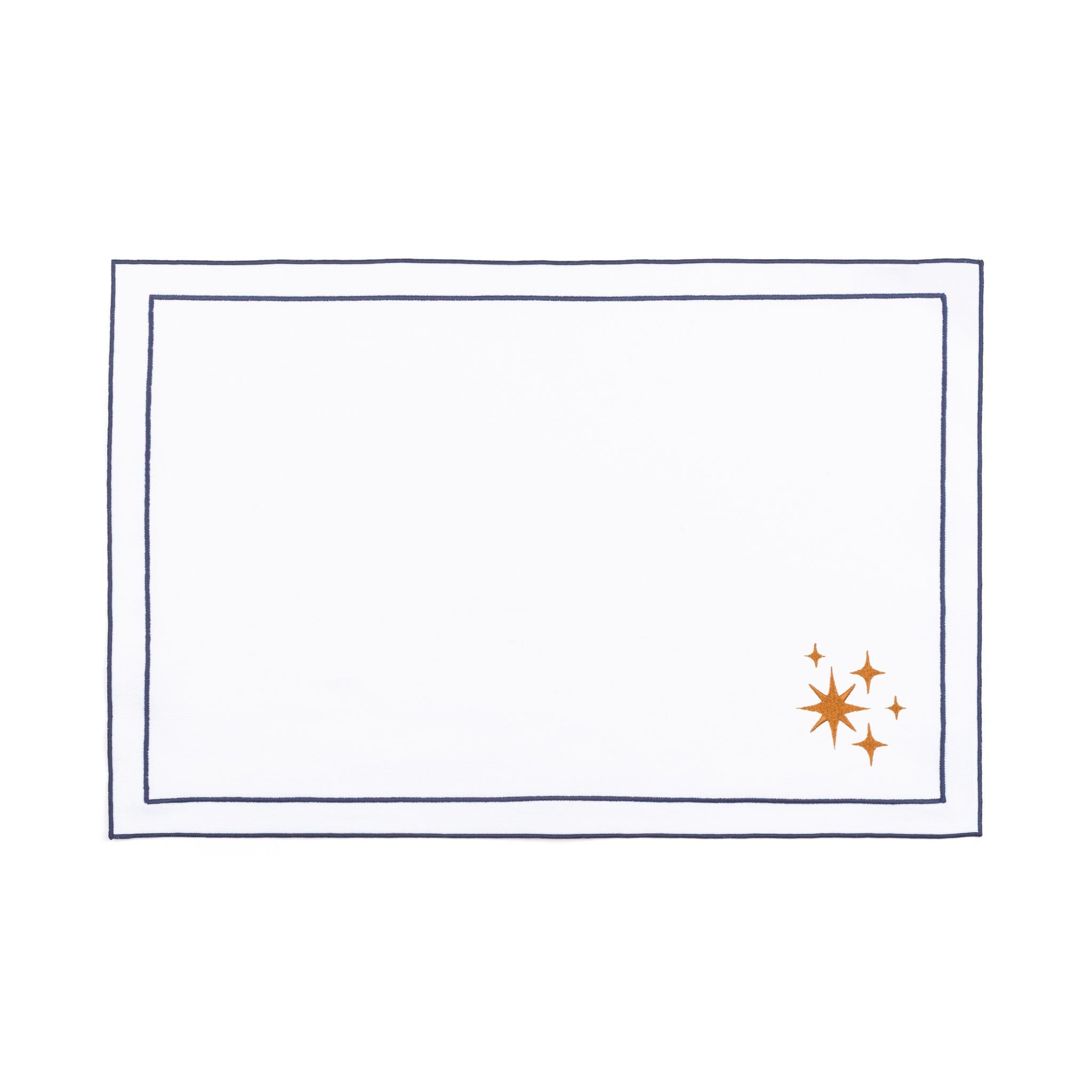 Linge de table Nazaré blanc, en coton, avec des petits motifs de Noël brodés.