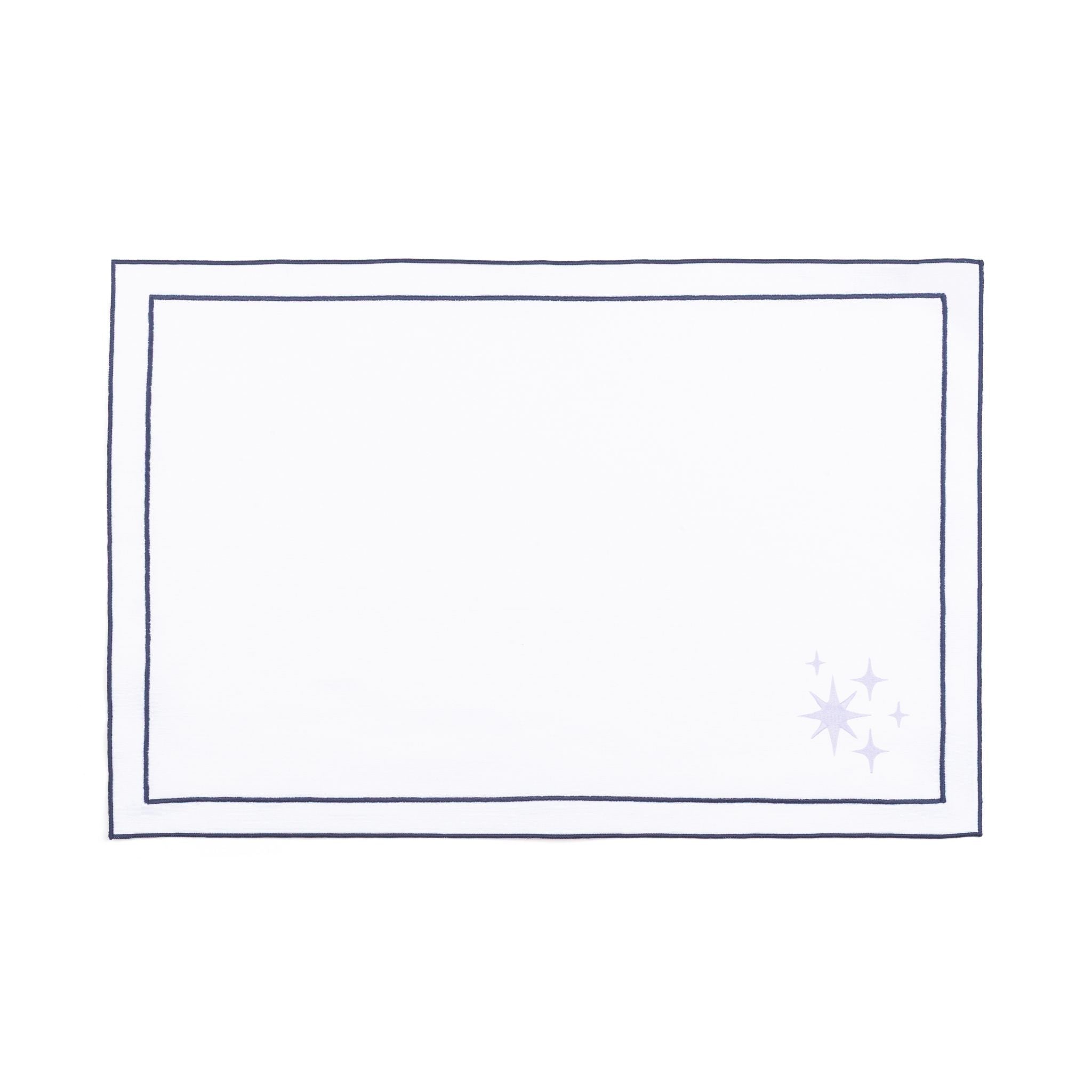 Linge de table Nazaré blanc, en coton, avec des petits motifs de Noël brodés.