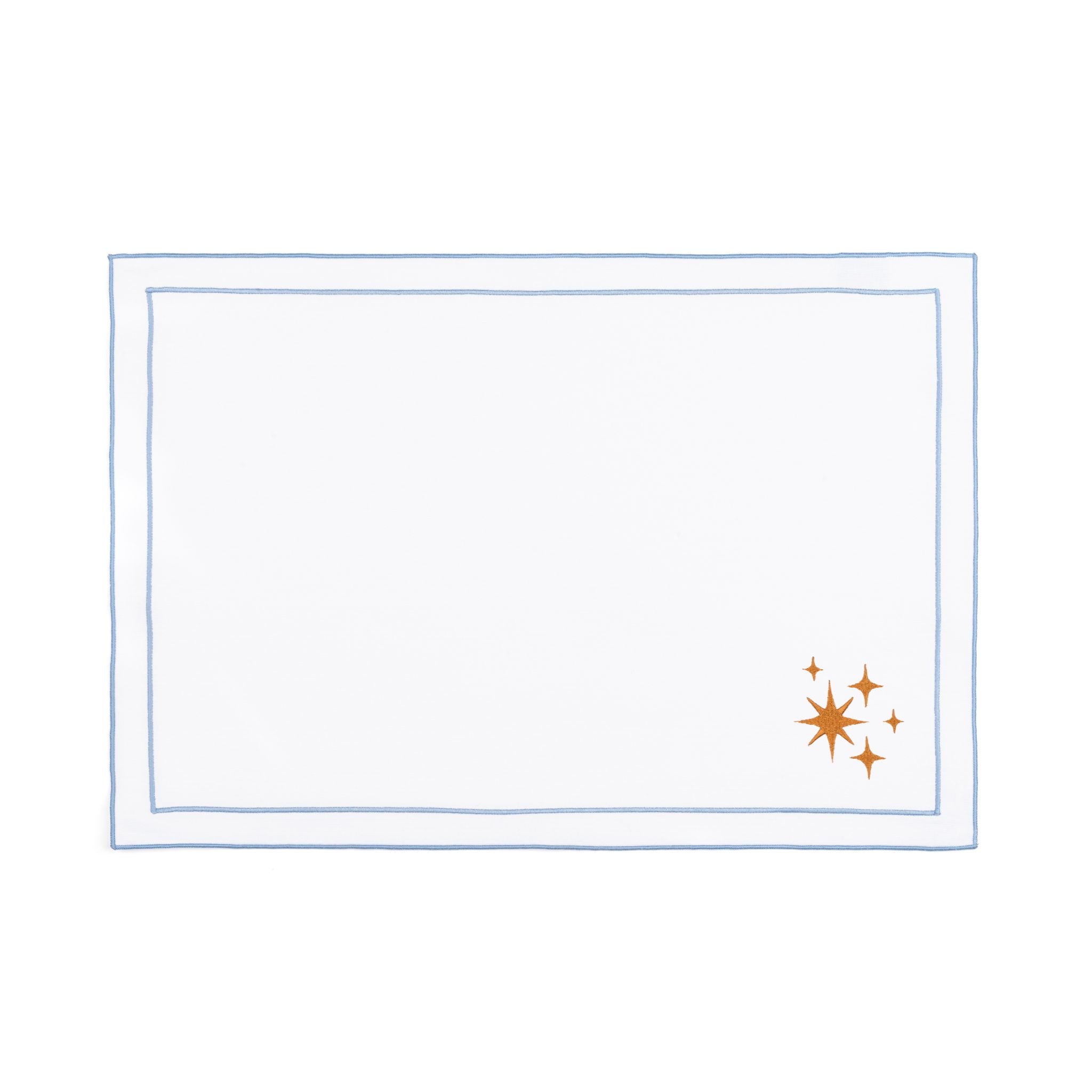 Linge de table Nazaré blanc, en coton, avec des petits motifs de Noël brodés.