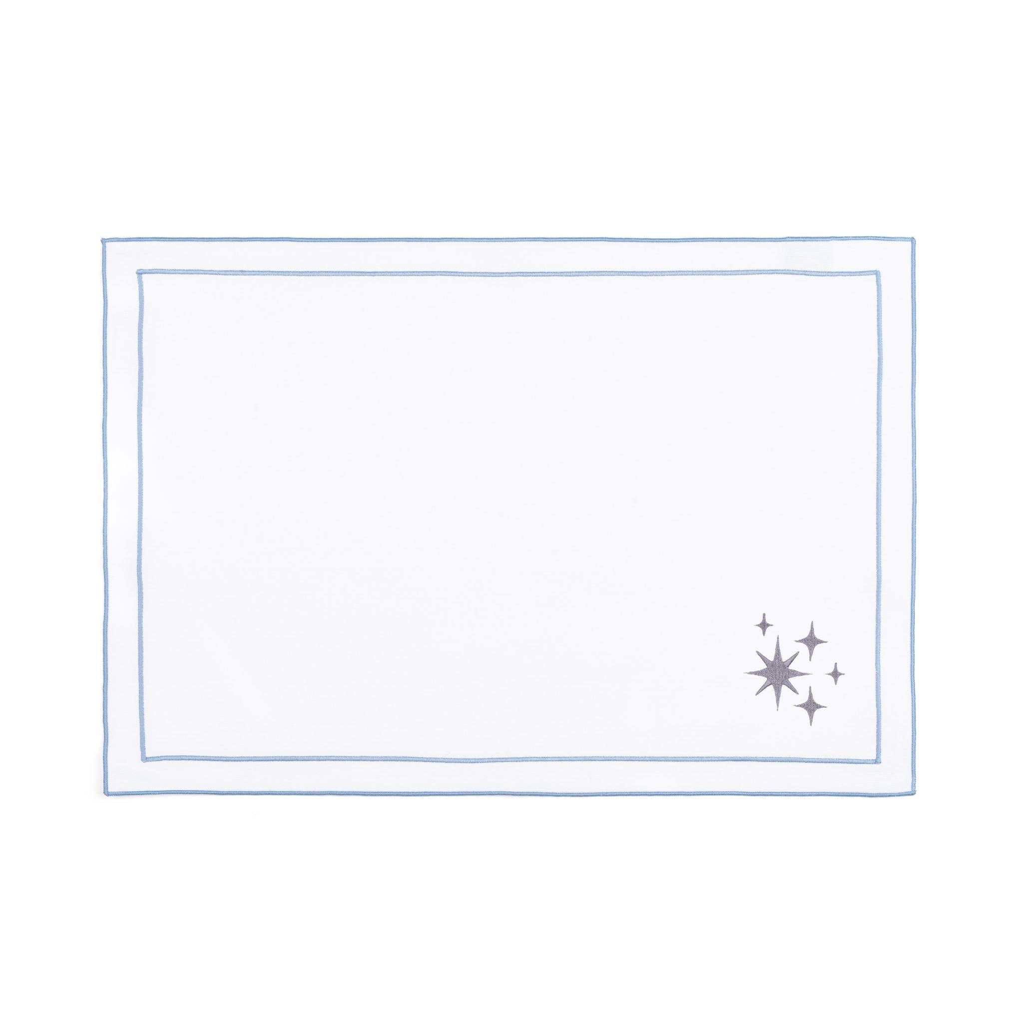 Linge de table Nazaré blanc, en coton, avec des petits motifs de Noël brodés.