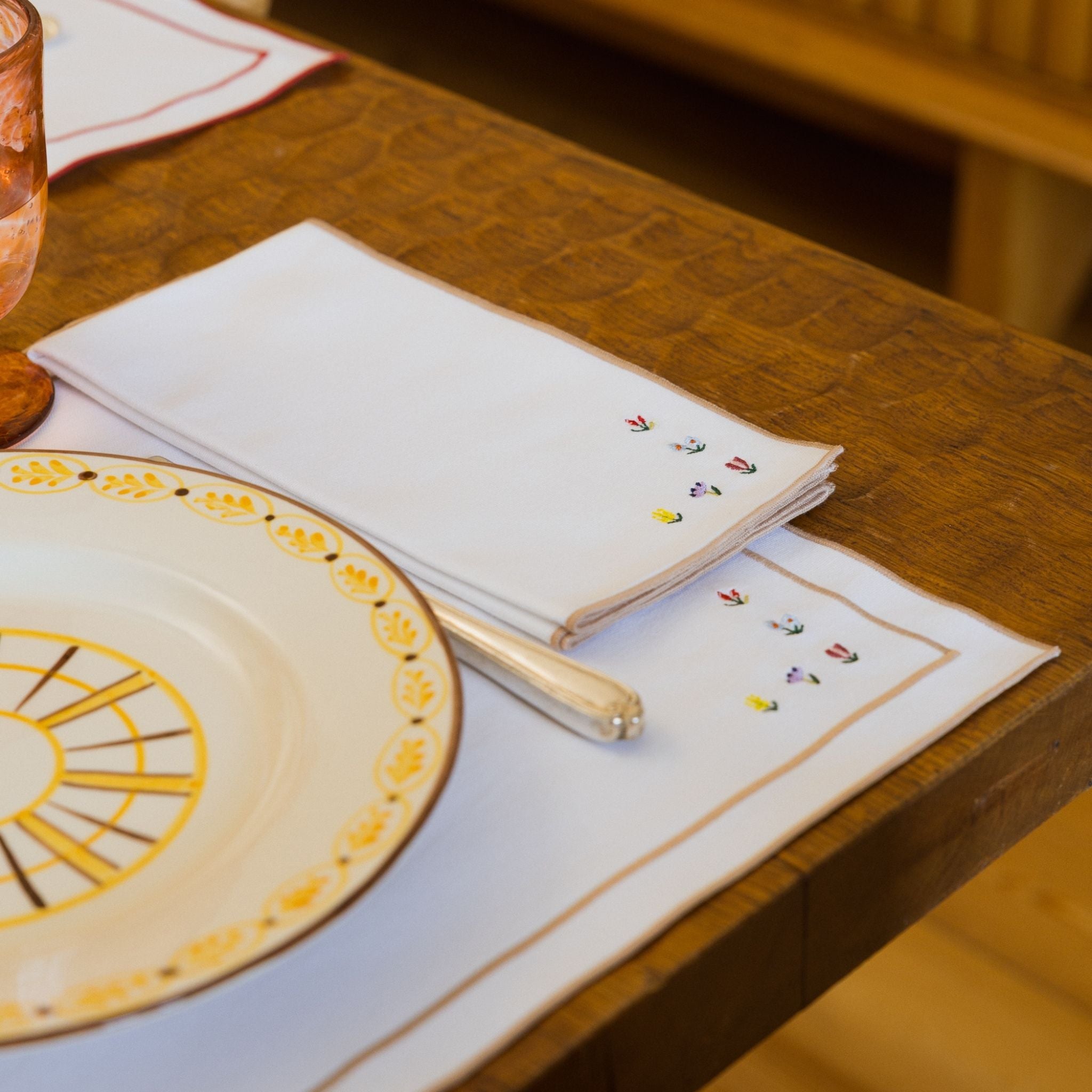 Roupa de mesa Nazaré branco, em algodão, com flores bordadas