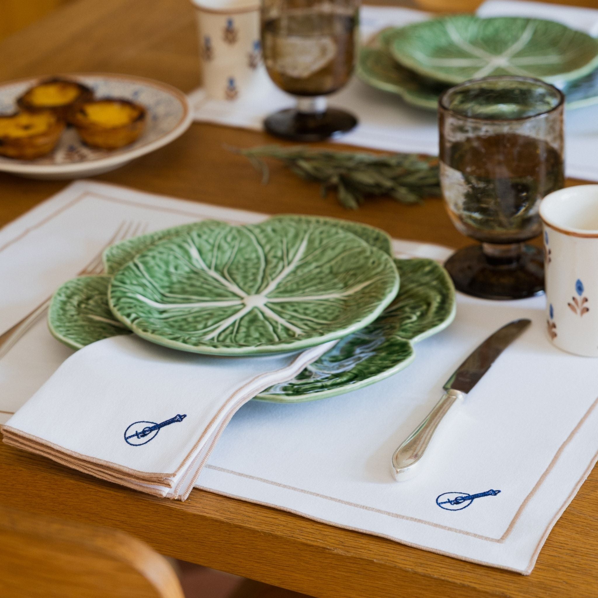 Roupa de mesa Nazaré branca, em algodão, com motivos inspirados em Portugal bordados