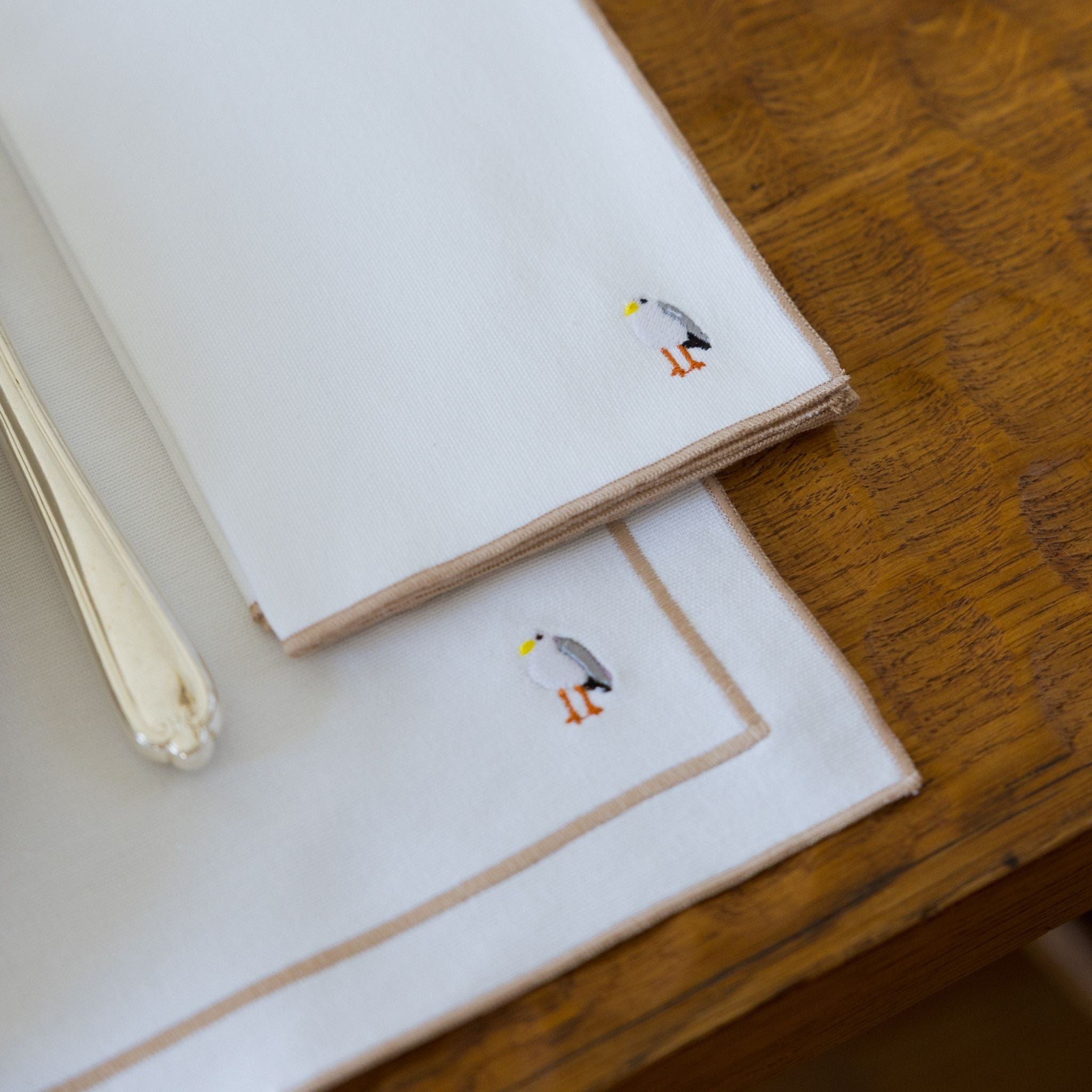 Nazaré white cotton table linen with embroidered summer motifs - Torres Novas