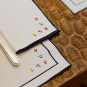 Roupa de mesa Nazaré cru, em algodão, com flores bordadas