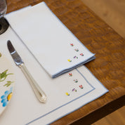 Roupa de mesa Nazaré branco, em algodão, com flores bordadas