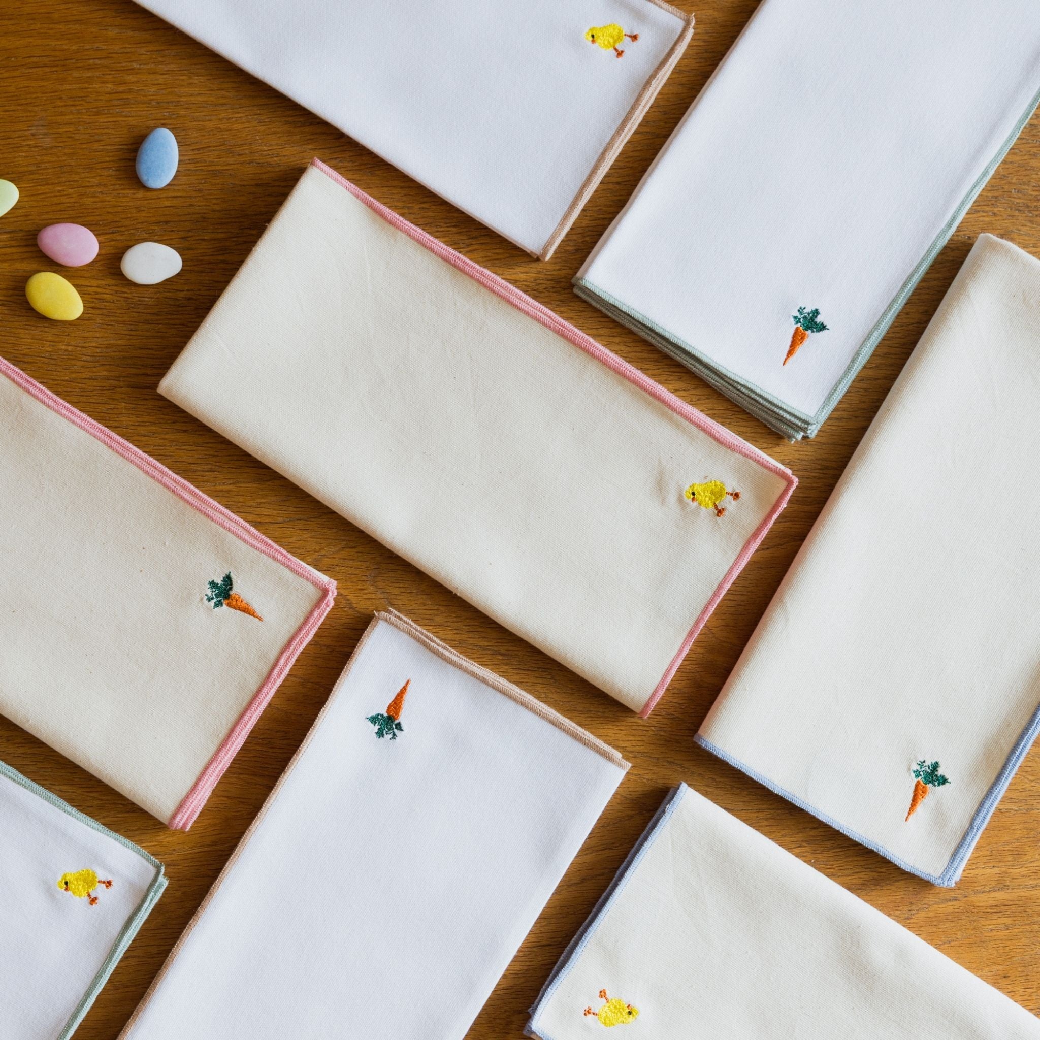 Roupa de mesa Nazaré em cru, em algodão, com motivos de Páscoa bordados