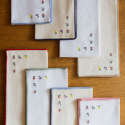 Roupa de mesa Nazaré cru, em algodão, com flores bordadas