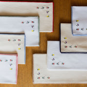 Roupa de mesa Nazaré cru, em algodão, com flores bordadas