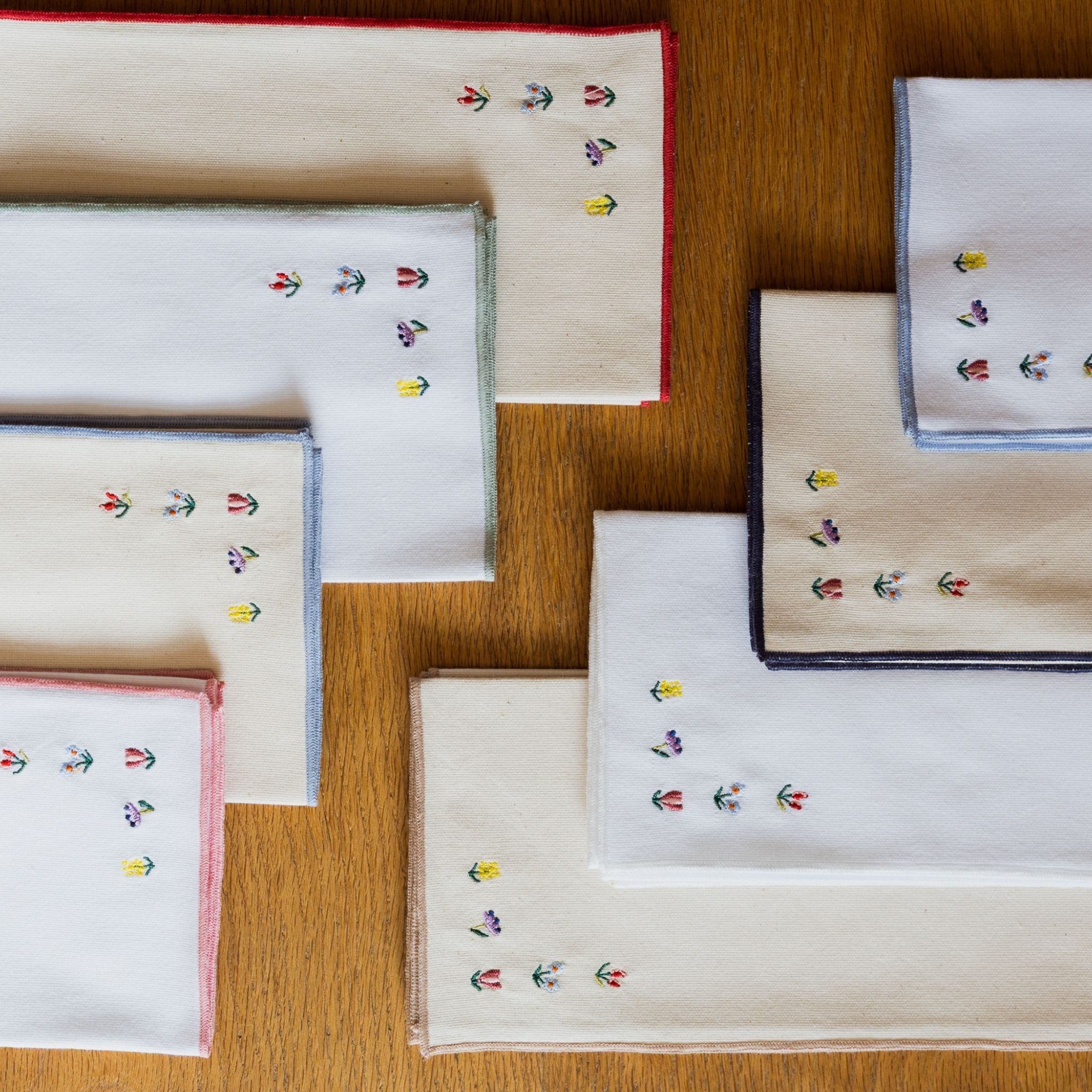 Roupa de mesa Nazaré cru, em algodão, com flores bordadas