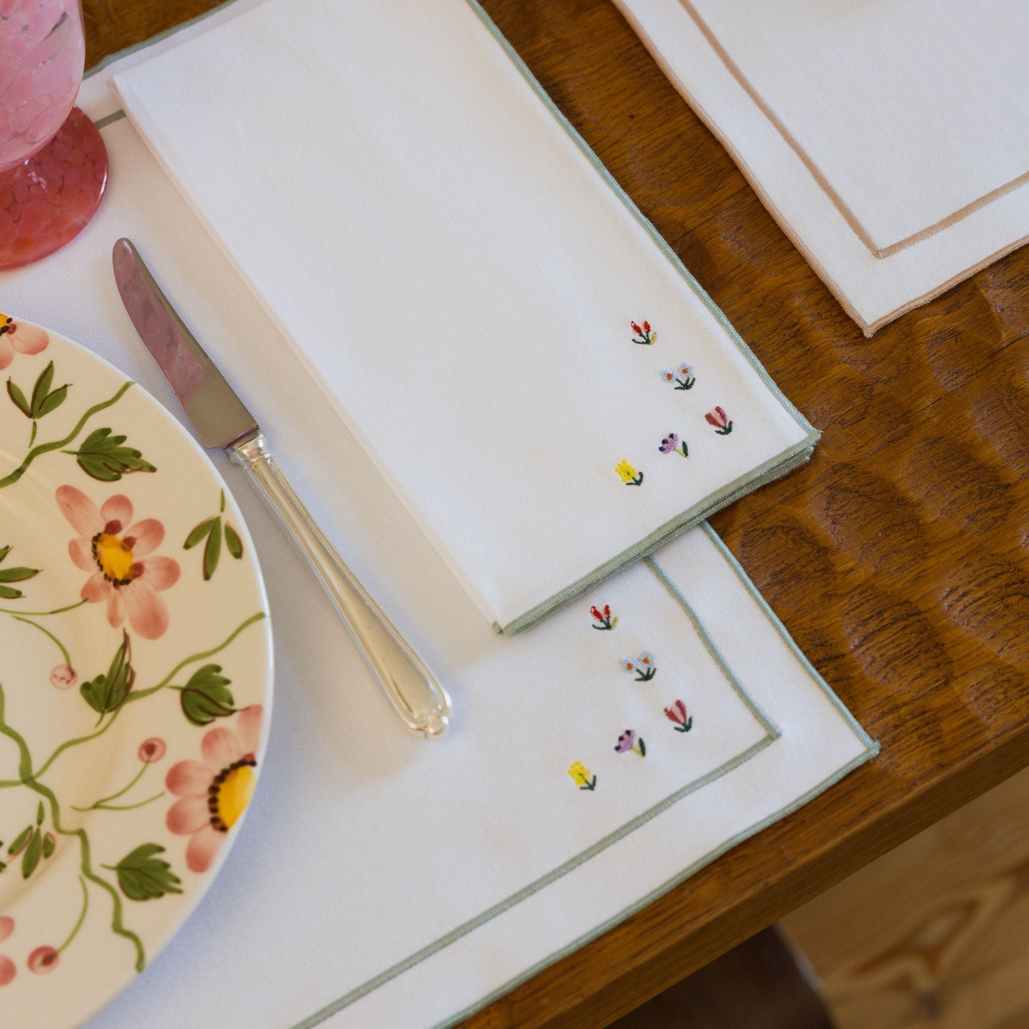 Roupa de mesa Nazaré branco, em algodão, com flores bordadas