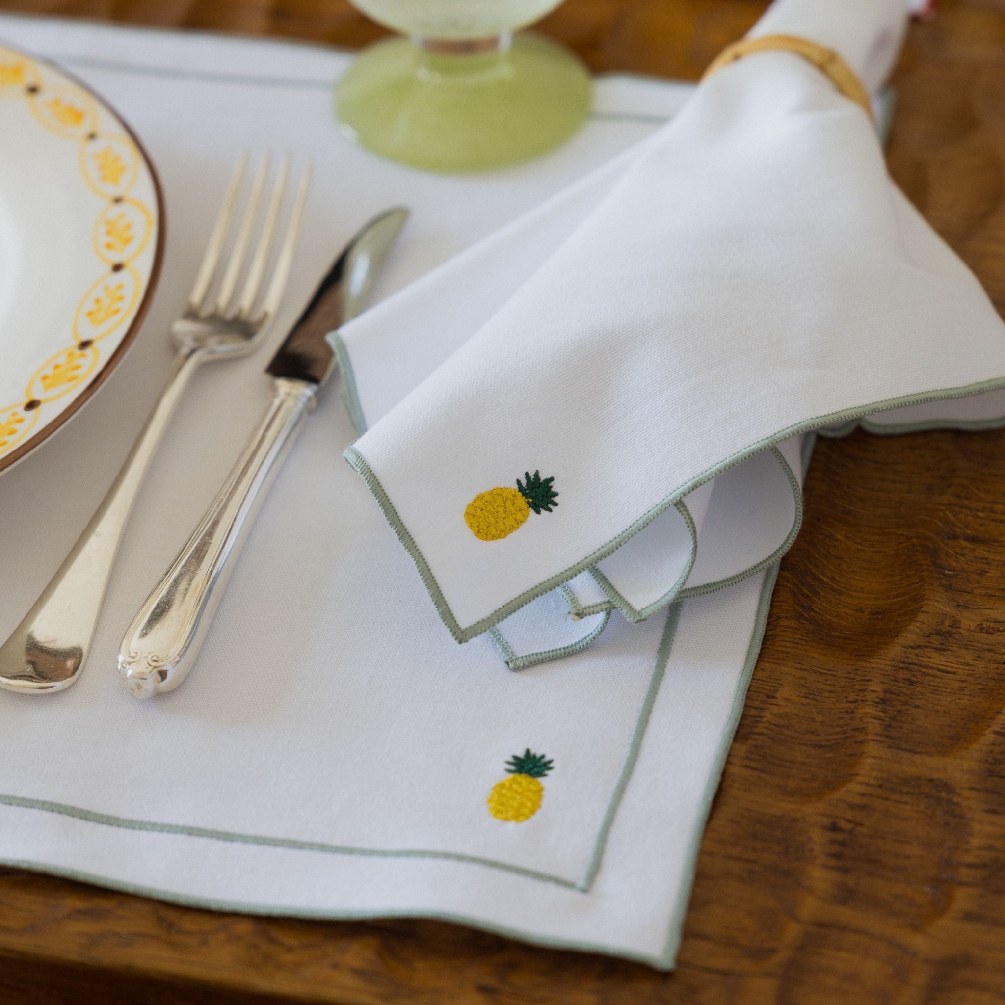 Roupa de mesa Nazaré branca, em algodão, com frutas bordadas