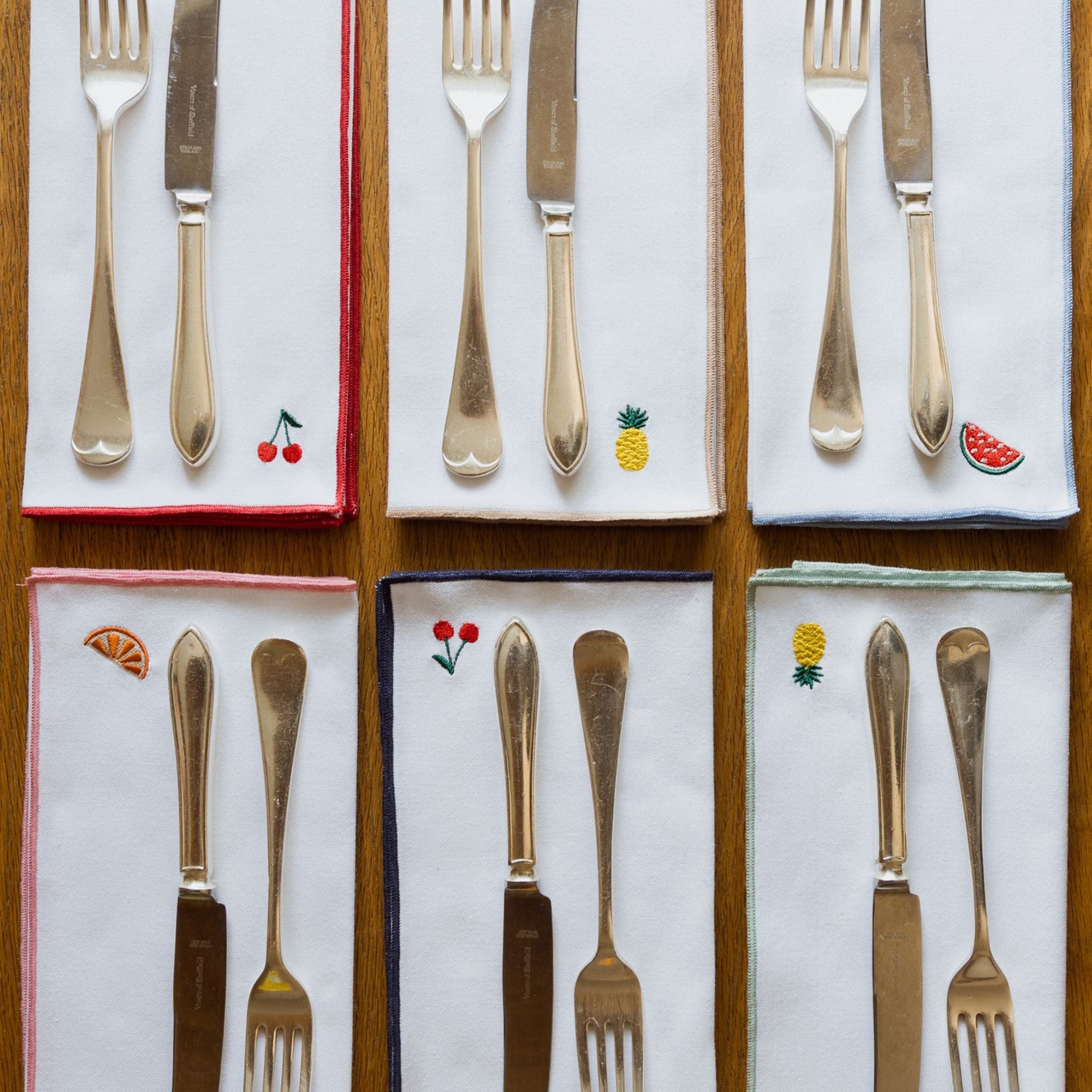 Roupa de mesa Nazaré branca, em algodão, com frutas bordadas