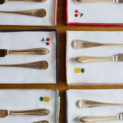 Roupa de mesa Nazaré branca, em algodão, com frutas bordadas