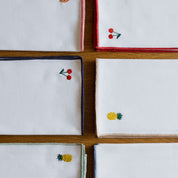 Roupa de mesa Nazaré branca, em algodão, com frutas bordadas