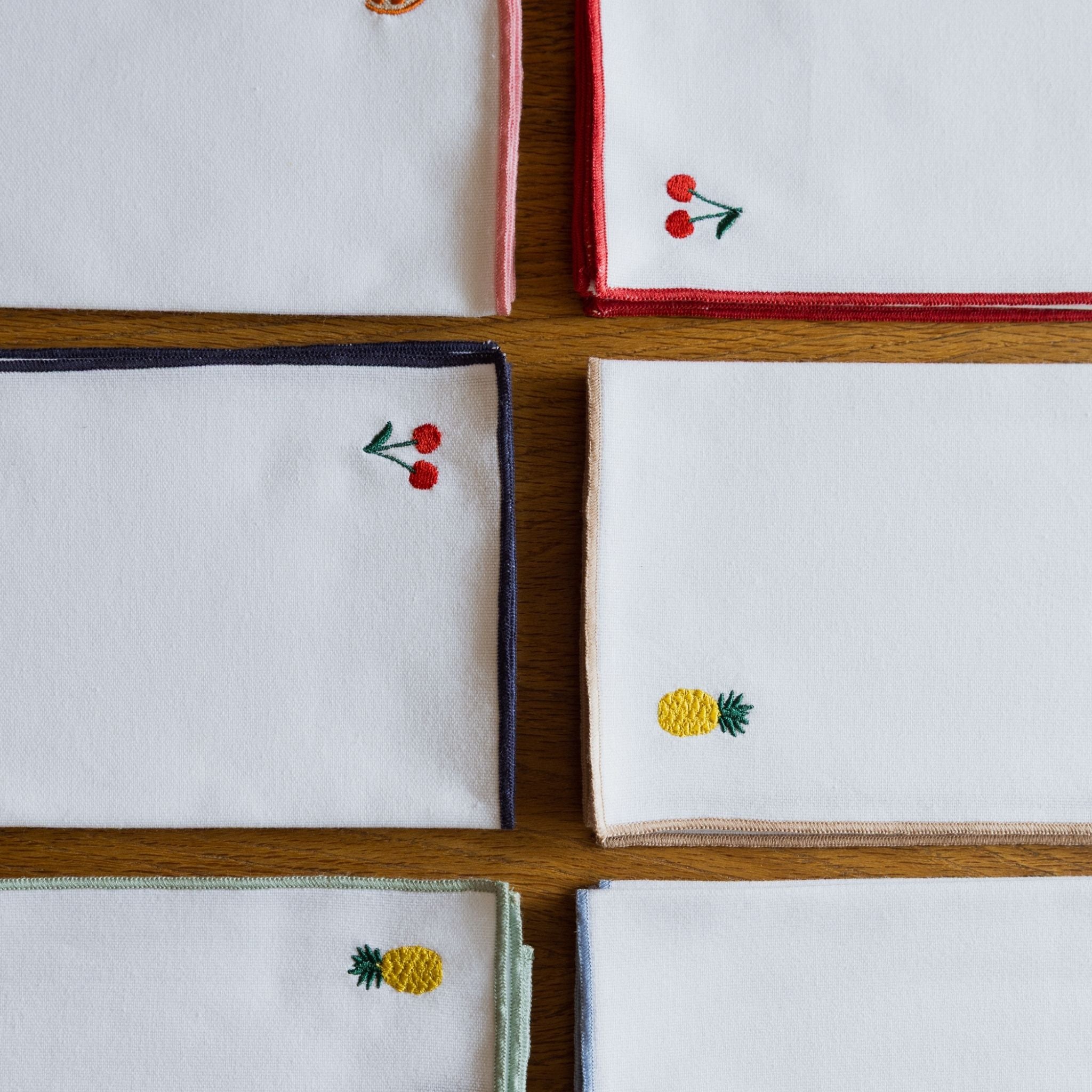 Roupa de mesa Nazaré branca, em algodão, com frutas bordadas