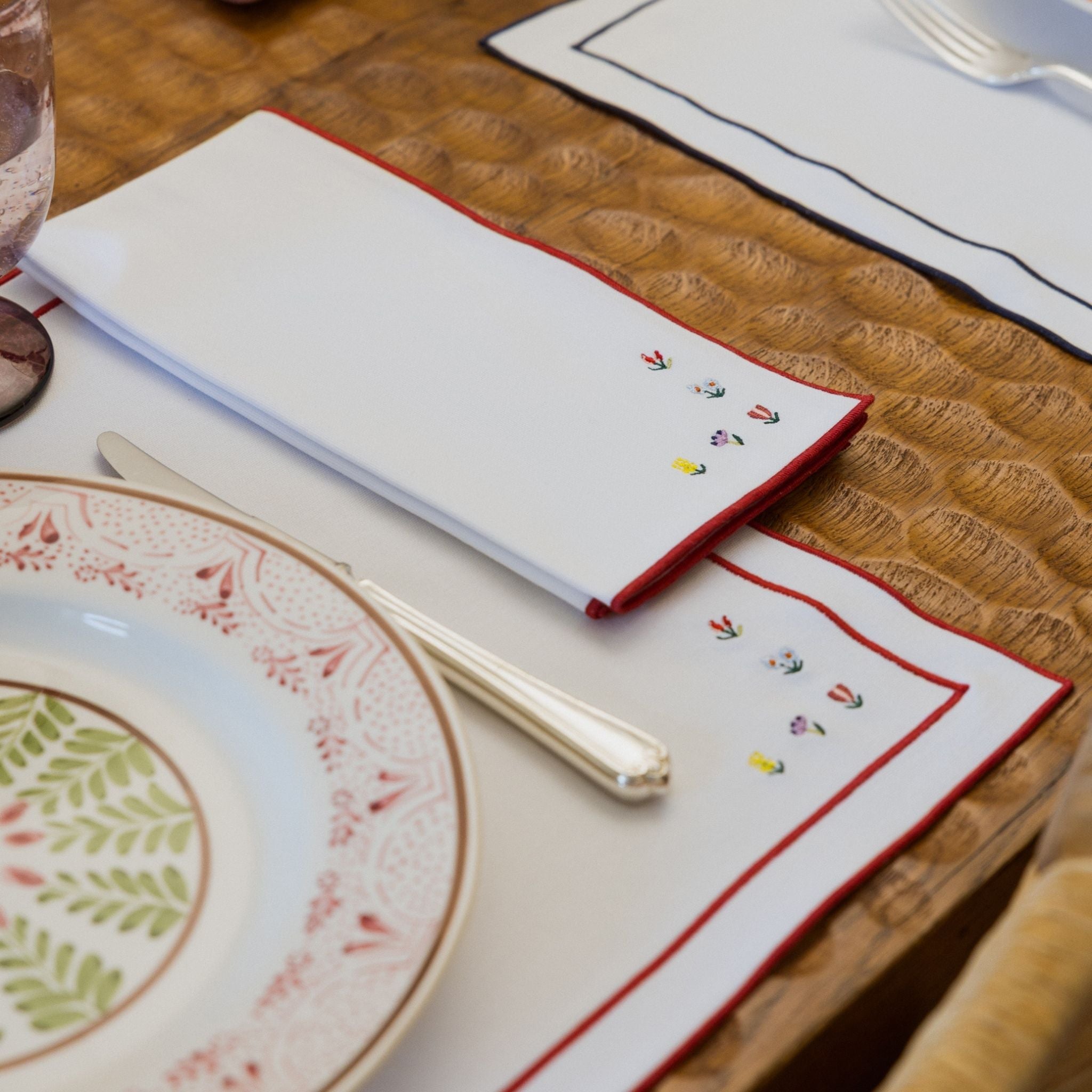 Roupa de mesa Nazaré branco, em algodão, com flores bordadas