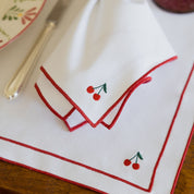 Roupa de mesa Nazaré branca, em algodão, com frutas bordadas